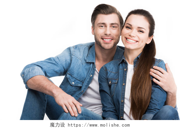 白色背景下微笑的情侣在拥抱微笑的情侣拥抱和看着相机, 在白色隔离